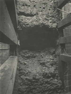 Photograph of undersetting of South Quay Wall