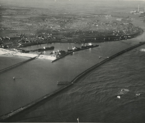 Photograph showing South Harbour and entrance